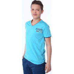 T-shirt chłopięcy dekolt w serek niebieski NDZ7313. Niebieskie t-shirty chłopięce Fasardi, bez wzorów, bez rękawów. Za 39,00 zł.