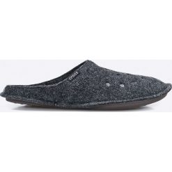 Crocs - Kapcie. Czarne kapcie męskie Crocs, bez wzorów, z materiału. Za 129,90 zł.