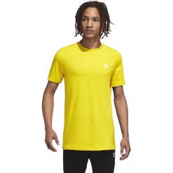Adidas Originals Essential Koszulka Żółty. Żółte podkoszulki męskie adidas Originals, l, z nadrukiem, z bawełny, z krótkim rękawem. Za 111,95 zł.
