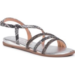 Sandały GIOSEPPO - Frisco 59822 Pewter. Szare klapki damskie Gioseppo, z aplikacjami, ze skóry, bez obcasa, na obcasie. W wyprzedaży za 169,00 zł.