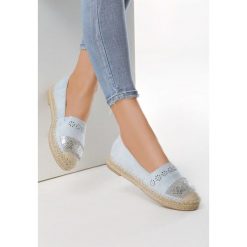 Niebieskie Espadryle Siblinghood. Niebieskie espadryle damskie Born2be, z aplikacjami, bez obcasa, na płaskiej podeszwie. Za 89,99 zł.