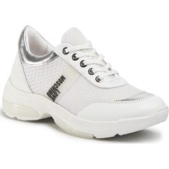 Sneakersy LOVE MOSCHINO JA15125G1AIQ210A. Białe półbuty damskie Love Moschino, bez wzorów, bez obcasa, bez zapięcia. W wyprzedaży za 519,00 zł.