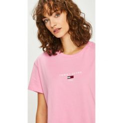 Tommy Jeans - Top. Różowe topy damskie marki Tommy Jeans, s, z nadrukiem, z bawełny, z okrągłym kołnierzem. Za 179,90 zł.