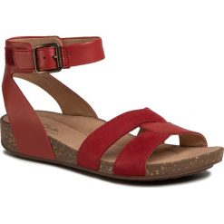 Sandały CLARKS - Un Perri Loop 261486754 Red Combi. Czerwone klapki damskie Clarks, bez wzorów, ze skóry, bez obcasa. Za 469,00 zł.