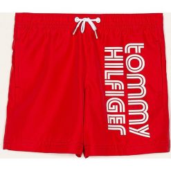 Tommy Hilfiger - Szorty kąpielowe dziecięce 104-164 cm. Niebieskie spodenki chłopięce z nadrukiem, z poliesteru. Za 199,90 zł.