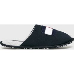 Tommy Hilfiger - Kapcie. Niebieskie kapcie męskie marki TOMMY HILFIGER, z gumy. W wyprzedaży za 179,90 zł.