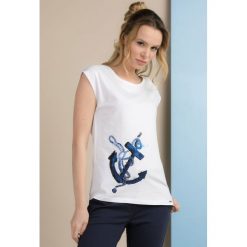 Bluzka z kotwicą II. Bluzki damskie Monnari, z nadrukiem, z bawełny, bez kołnierzyka. Za 39,95 zł.