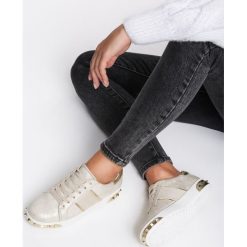 Złote Sneakersy Amor De Mi Vida. Żółte sneakersy damskie Renee. Za 49,99 zł.