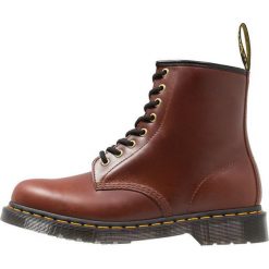 Dr. Martens 1460 Botki sznurowane cognac. Brązowe botki damskie na zamek Dr. Martens, z gumy, na sznurówki. Za 759,00 zł.