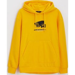 Bluza z kapturem - Żółty. Żółte bluzy męskie Cropp, s, bez wzorów, z kapturem, bez rękawów, z kapturem. Za 109,99 zł.