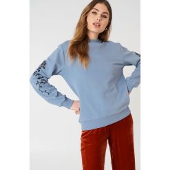 NA-KD Bluza z wyszywanymi różami na rękawach - Blue. Niebieskie długie bluzy damskie marki NA-KD. Za 133,95 zł.