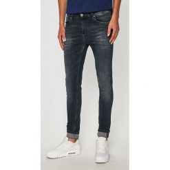Pepe Jeans - Jeansy. Niebieskie jeansy męskie Pepe Jeans, z aplikacjami. W wyprzedaży za 299,90 zł.