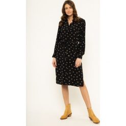 Sukienka codzienna Pepe Jeans Cata PL952623. Czarne sukienki damskie Pepe Jeans, na co dzień, s, bez wzorów, z wiskozy, bez kołnierzyka, bez rękawów, proste. W wyprzedaży za 269,00 zł.