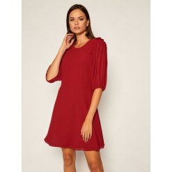 Sukienka koktajlowa Silvian Heach Manrico PGA20577VE. Czerwone sukienki damskie Silvian Heach, xxs, bez wzorów, wizytowe, bez kołnierzyka, bez rękawów. Za 369,00 zł.
