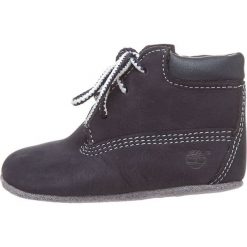 Buty w kolorze czarnym do raczkowania. Czarne buciki niemowlęce Timberland, na sznurówki. W wyprzedaży za 109,95 zł.