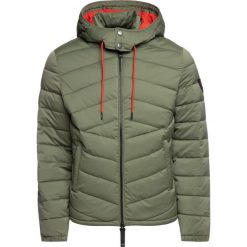 Kurtka zimowa Guess M94L50 WC2A0. Czerwone kurtki męskie Guess, na zimę, m, z aplikacjami, z poliesteru, bez kaptura. W wyprzedaży za 459,00 zł.