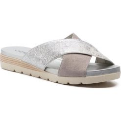 Klapki CAPRICE - 9-27142-22 Silver Comb 943. Szare klapki damskie Caprice, bez wzorów, z zamszu, bez obcasa. W wyprzedaży za 179,00 zł.