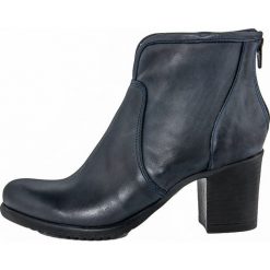 Skórzane botki w kolorze granatowym. Niebieskie botki damskie Eye, z okrągłym noskiem. W wyprzedaży za 299,95 zł.