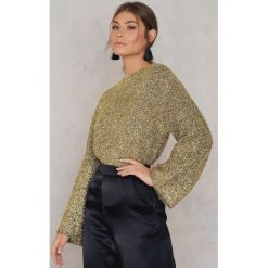NA-KD Trend Brokatowy sweter z dzianiny - Gold. Szare swetry klasyczne damskie marki NA-KD Trend, z dzianiny, z okrągłym kołnierzem. W wyprzedaży za 55,19 zł.