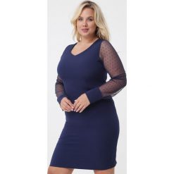 Ciemnoniebieska Sukienka Chantal. Niebieskie sukienki damskie Born2be, na co dzień, bez wzorów, z okrągłym kołnierzem, z długim rękawem, długie, midi, proste. Za 99,99 zł.