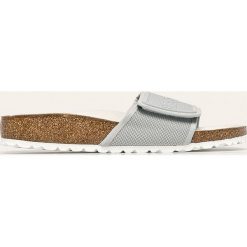 Birkenstock - Klapki Tema. Szare klapki damskie Birkenstock, bez wzorów, z materiału, bez obcasa, na płaskiej podeszwie. W wyprzedaży za 279,90 zł.