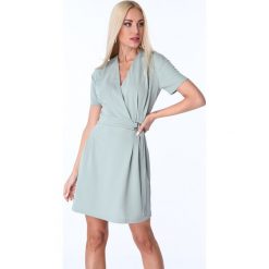 Sukienka z klamerką oliwkowa 1670. Zielone sukienki damskie z falbanami marki Fasardi, l. Za 69,00 zł.