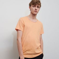 T-shirt basic z bawełny organicznej - Pomarańczowy. Pomarańczowe t-shirty męskie Reserved, s, bez wzorów, z bawełny, bez kołnierzyka. W wyprzedaży za 19,99 zł.