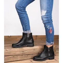 Botki damskie Pesco 18480 Czarne. Czarne botki damskie PESCO, ze skóry, eleganckie, bez obcasa, bez zapięcia. Za 259,00 zł.