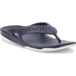 Japonki CROCS - Swiftwater Deck Flip M 204961 Navy/White. Niebieskie klapki męskie Crocs, bez wzorów, z tworzywa sztucznego. W wyprzedaży za 139,00 zł.