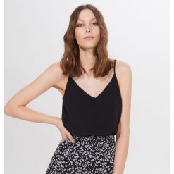 Top basic z wiskozy - Czarny. Czarne topy damskie Mohito, bez wzorów, z wiskozy, bez kołnierzyka. Za 39,99 zł.