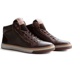 Skórzane sneakersy "Nordby" kolorze ciemnobrązowym. Pomarańczowe sneakersy męskie Travelin', na sznurówki. W wyprzedaży za 389,95 zł.