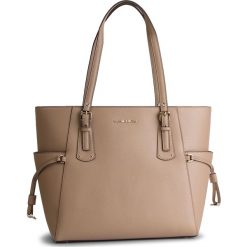 Torebka MICHAEL MICHAEL KORS - Voyager 30F8TV6T4L Truffle. Brązowe torebki klasyczne damskie marki MICHAEL Michael Kors, bez wzorów, ze skóry, klasyczne, bez dodatków. Za 1279,00 zł.