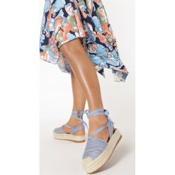 Niebieskie Espadryle Perinia. Niebieskie espadryle damskie Born2be, bez wzorów, bez obcasa. W wyprzedaży za 49,99 zł.