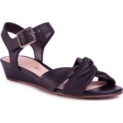Sandały CLARKS - Sense Strap 261488344 Black Leather. Czarne klapki damskie Clarks, bez wzorów, ze skóry, bez obcasa, na obcasie. Za 429,00 zł.