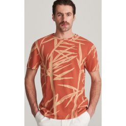 Wzorzysty t-shirt - Czerwony. Czerwone t-shirty męskie Reserved, s, bez wzorów, bez kołnierzyka. Za 59,99 zł.