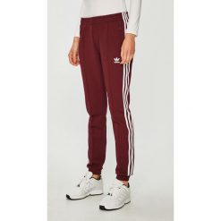 Adidas Originals - Spodnie. Brązowe spodnie damskie adidas Originals, z elastanu. Za 249,90 zł.