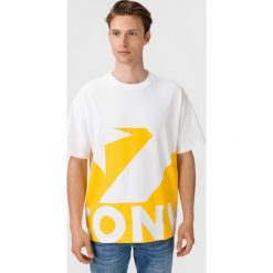 Converse Chevron Icon Remix Koszulka Żółty Biały. Żółte podkoszulki męskie Converse, xl, z nadrukiem, z bawełny, z krótkim rękawem. Za 154,95 zł.