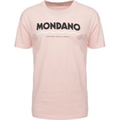 Wood Wood MONDANO Tshirt z nadrukiem light pink. Czerwone koszulki polo męskie marki Wood Wood, m, z nadrukiem, z bawełny. Za 229,00 zł.