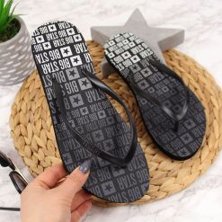Klapki damskie japonki plażowe czarne Big Star FF274A303 - czarny. Czarne klapki damskie BIG STAR, bez wzorów, bez obcasa. Za 25,00 zł.
