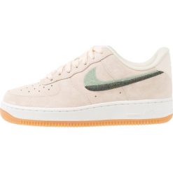 Nike Sportswear AIR FORCE 1 '07 LX Sneakersy niskie guava ice/enamel green/yellow/summit white. Różowe trampki i tenisówki damskie Nike Sportswear, bez wzorów, ze skóry, bez zapięcia. Za 459,00 zł.
