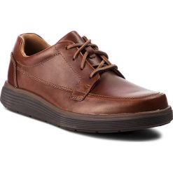 Półbuty CLARKS - Un Abode Ease 261369827 Dark Tan Lea. Pomarańczowe półbuty męskie Clarks, na co dzień, bez wzorów, ze skóry, bez zapięcia. W wyprzedaży za 319,00 zł.