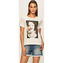 Noisy May - T-shirt. Białe bluzki damskie Noisy May, s, z nadrukiem, z bawełny, casualowe, z okrągłym kołnierzem. W wyprzedaży za 49,90 zł.