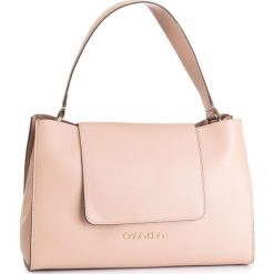 Torebka CALVIN KLEIN - K60K605625 TBP. Różowe torebki klasyczne damskie Calvin Klein, bez wzorów, ze skóry ekologicznej, klasyczne, bez dodatków. W wyprzedaży za 449,00 zł.