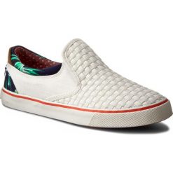 Tenisówki WRANGLER - Icon Slip On WL161510 Off White 98. Białe półbuty damskie Wrangler, na co dzień, bez wzorów, z gumy, bez obcasa, na płaskiej podeszwie, bez zapięcia. W wyprzedaży za 179,00 zł.