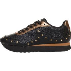 Desigual tenisówki damskie Galaxy Winter Valkiria 38 czarne. Czarne trampki i tenisówki damskie Desigual, bez wzorów, z materiału, bez zapięcia. W wyprzedaży za 293,00 zł.