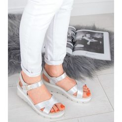 Sandałki damskie Shoesita 6295 Srebrne. Szare sandały damskie SHOESITA, bez wzorów, z tworzywa sztucznego, bez obcasa, na koturnie, bez zapięcia. Za 89,00 zł.