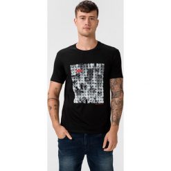 Armani Exchange Koszulka Czarny. Czarne podkoszulki męskie Armani Exchange, m, z nadrukiem, z bawełny, z krótkim rękawem. Za 211,95 zł.