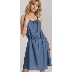 Niebieska Sukienka Lariris. Niebieskie sukienki damskie Renee, xl, bez wzorów, bez kołnierzyka, bez rękawów, mini. W wyprzedaży za 69,99 zł.