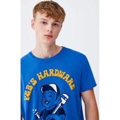 Koszulka z motywem sklepu żelaznego i napisem. Niebieskie koszulki męskie Pull&Bear, m, z napisami, bez kołnierzyka, z krótkim rękawem, krótkie. Za 29,90 zł.
