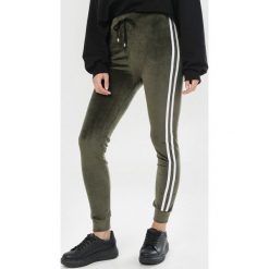 Ciemnozielone Spodnie Calirianne. Zielone spodnie damskie Born2be, s, z dresówki. Za 59,99 zł.